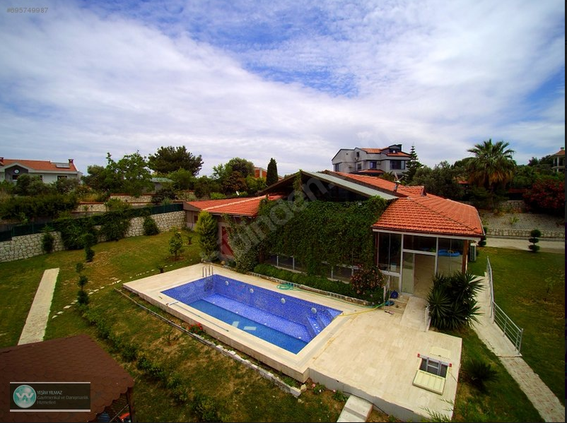 Sefaköyde yüzme havuzlu 3000 m2 bahçe içinde villa